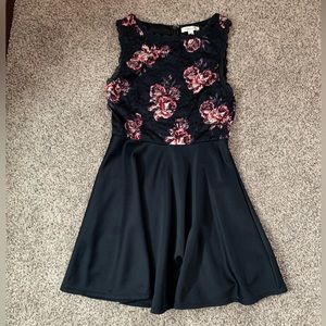 Francesca’s Floral and Lace Sleeveless Formal Dress